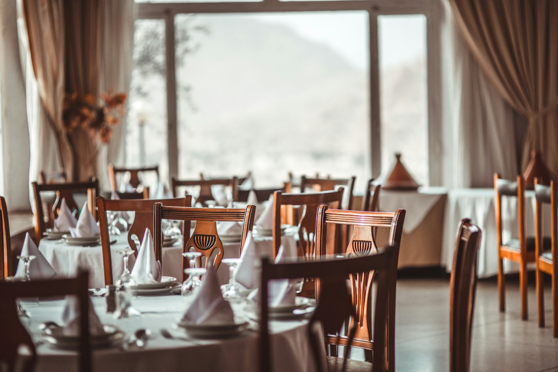 Tables dressées avec vue sur les montagnes