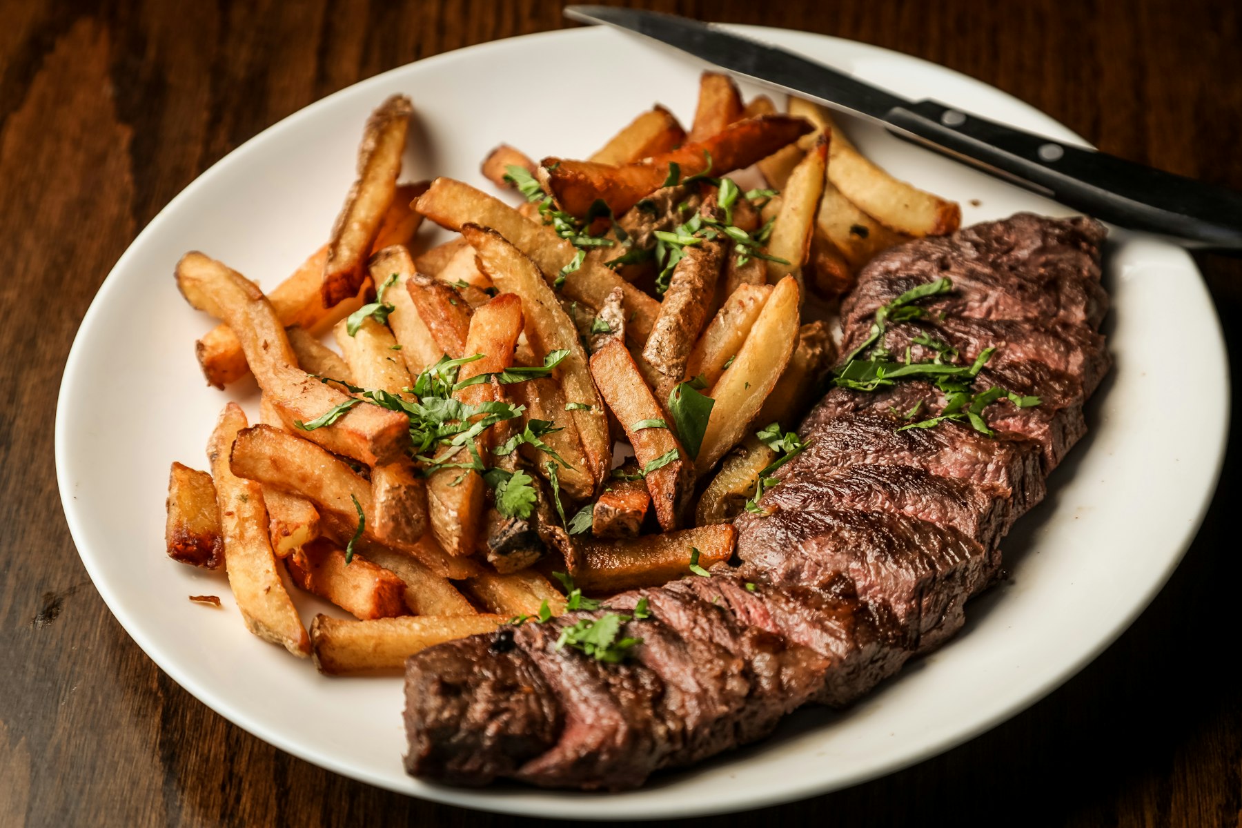 Entrecôte grillée et frites maison servies à l'assiette